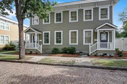 Starlands Executive Home-Off Street Parking & Private Deck Included!