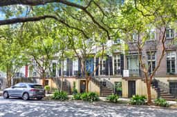 “Charming Garden Retreat – Where Comfort Meets Character”
