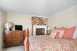 Charming Garden Suite On E York St.- Off Street Parking Included!