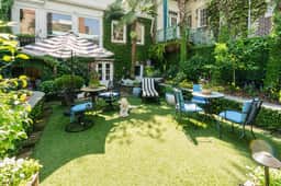 Experience Savannah like you live here! Shared Courtyard! Dog Friendly!