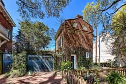 Carriage House in North Historic District. Pet Friendly! Fireplaces.