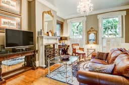 Luxury Apartment On Famous Jones Street-Dog Friendly!