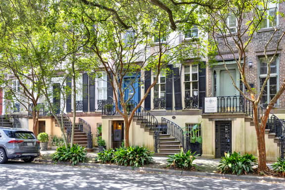 “Charming Garden Retreat – Where Comfort Meets Character”