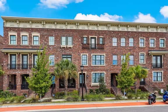 Beautiful Upper East River Retreat! - Garage Parking Included!