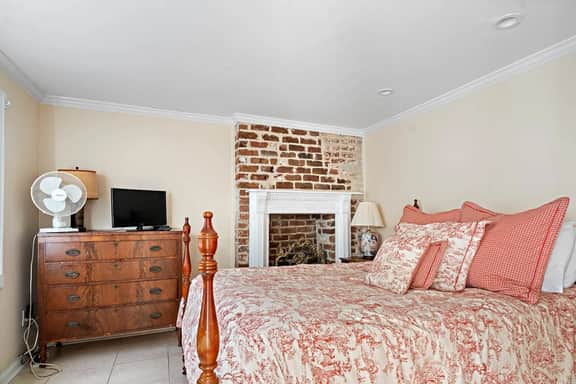 Charming Garden Suite On E York St.- Off Street Parking Included!