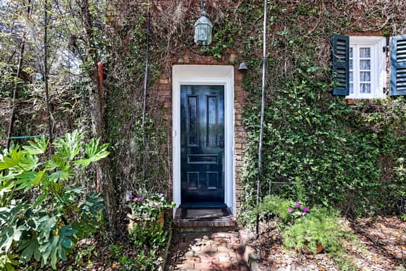 Carriage House in North Historic District. Pet Friendly! Fireplaces.