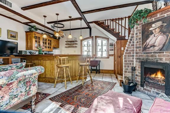 Carriage House in North Historic District. Pet Friendly! Fireplaces.