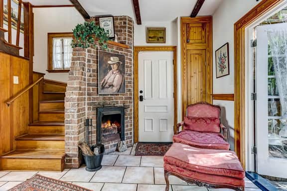 Carriage House in North Historic District. Pet Friendly! Fireplaces.
