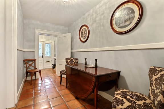 E Jones St Luxury Garden Apartment-Dog Friendly!