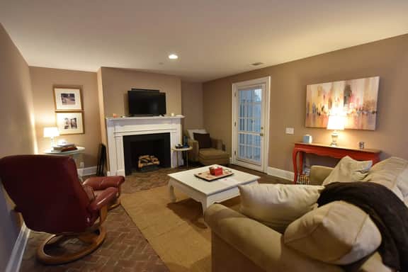 Congress Garden Suite- Off Street Parking Included!