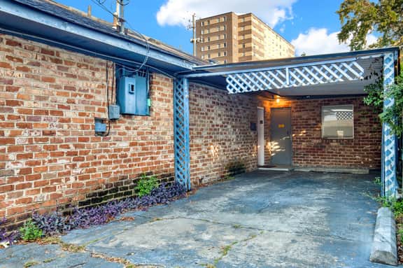 Charming Apartment on Abercorn- Off Street Parking Included!