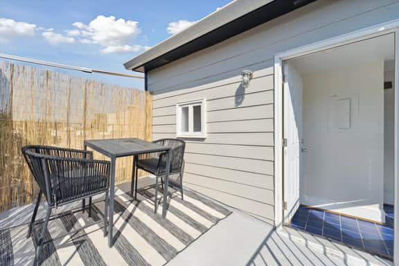 Beautiful Bolton Retreat! Private Balcony! 1 Block from Forsyth Park!