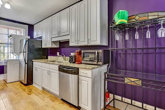 Classic Jones Street Apartment-Off Street Parking Spot Included!