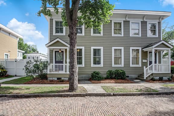 Starlands Executive Home-Off Street Parking & Private Deck Included!