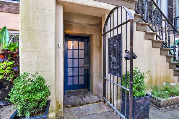 “Charming Garden Retreat – Where Comfort Meets Character”