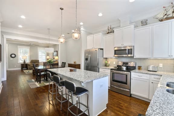 Gwinnett's Luxury Cottage- Private Courtyard & Off Street Parking Included!