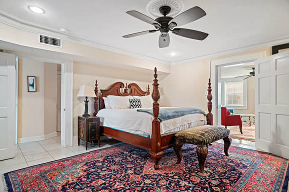 Charming Garden Suite On E York St.- Off Street Parking Included!