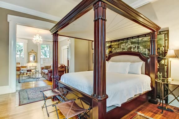 Luxury Apartment On Famous Jones Street-Dog Friendly!