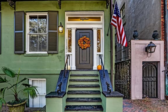 Classic Jones Street Apartment-Off Street Parking Spot Included!